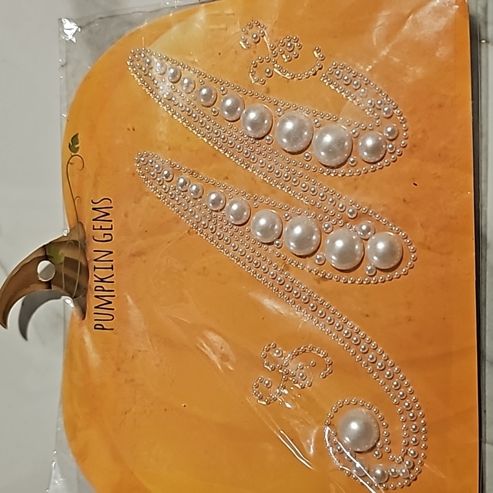 Pearl Letter M Pumpkin Gem - Picture 2 of 3